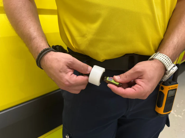 Porta-esparadrapo con rompe-ampollas integrado